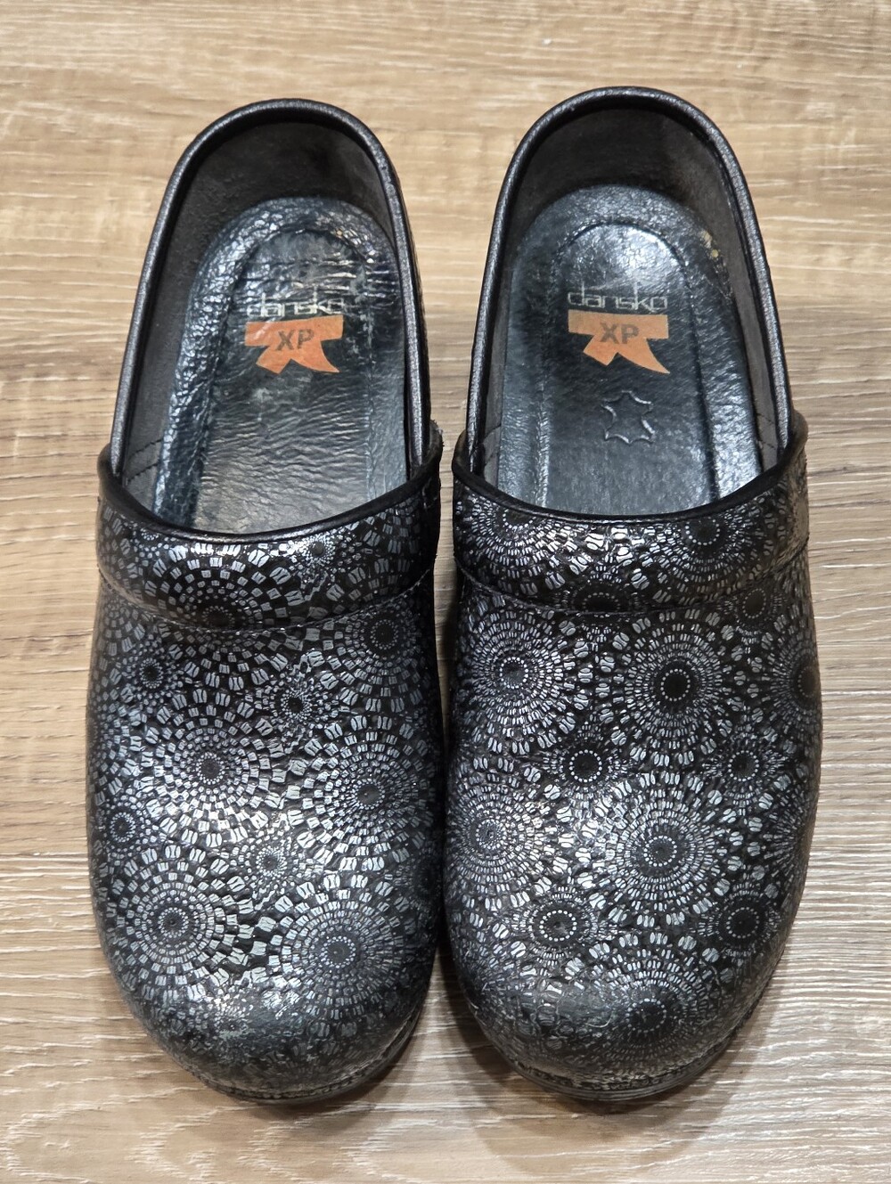 Dansko Pro XP Shoes Womens 7 Black Leather Nursing Medical Clogs Black/Silver.
